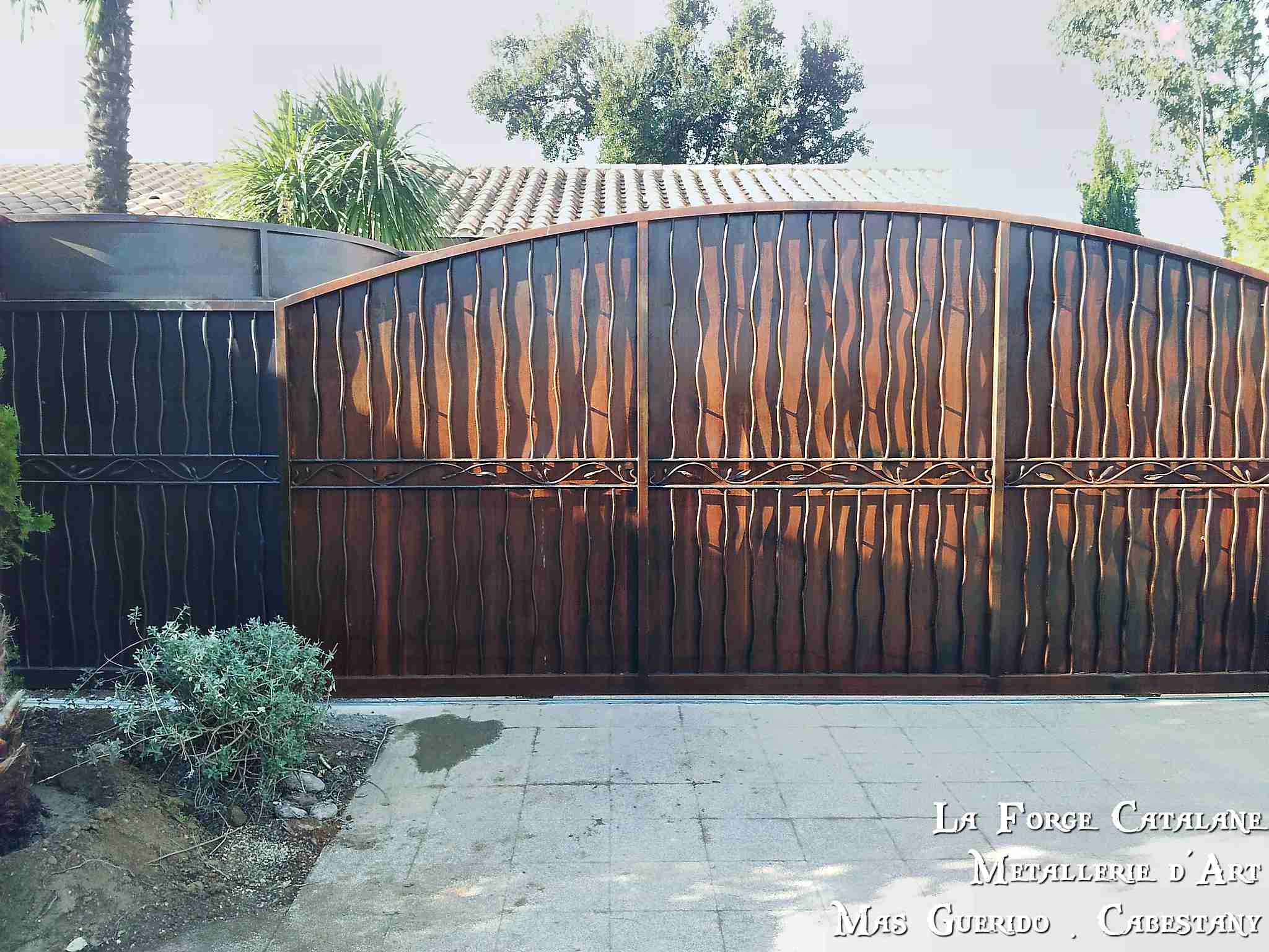 Portail tole plein barreaudage effet tordu forge catalane.jpg